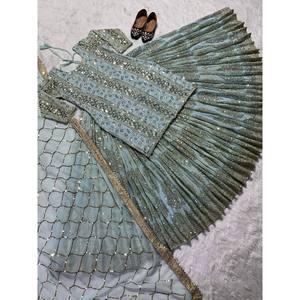 Ensemble Lehenga de créateur pour femmes avec bordure fantaisie comprenant un haut et Dupatta - Product Image 4