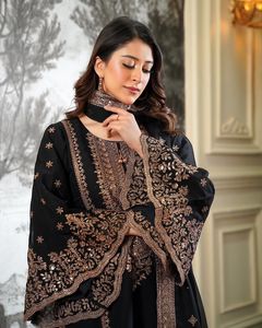 Conjunto de top de seda Fandy con bordado de diseñador y trabajo de lentejuelas, con pantalón sharara y dupatta, completamente cosido y listo para usar. - Product Image 5