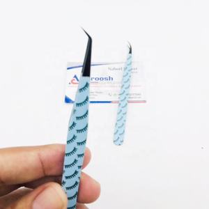 Pince à épiler professionnelle noire en papier plasma enduit, durable, pour extensions de cils, avec logo personnalisé, vente en gros - Product Image 1