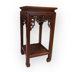 Pedestales Irregulares Duraderos Tam Viet Hechos de Madera Aromática Pulida y Pintada, Colocados a Ambos Lados del Altar - Product Image 5