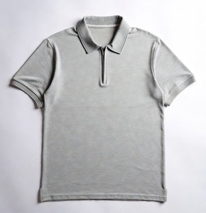 เสื้อเชิ้ตแขนสั้นสีเทาสำหรับผู้ชาย ปิดด้วยซิป ผ้าฝ้ายถัก สวมใส่สบาย สีพื้น ทรงปกติ แห้งเร็ว มีโลโก้ด้านหน้า - Product Image 1