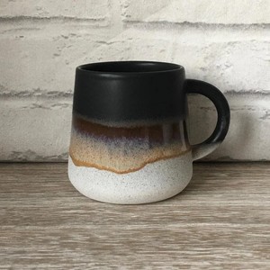 Taza de café de cerámica hecha a mano con esmalte reactivo brillante, acabado rústico, asa de agarre fuerte para uso en el hogar, cocina o cafetería. - Product Image 2