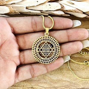 Pendentif Sri Yantra au design unique, bijoux ethniques en laiton pour femmes, plaqué or 18 carats, collier de géométrie sacrée pour la vente en gros OEM ODM - Product Image 2