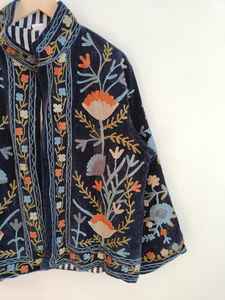 Veste en velours bleu marine brodée de fleurs Suzani, veste ethnique faite à la main, veste en velours pur, veste Suzani florale, style bohème hippie - Product Image 4