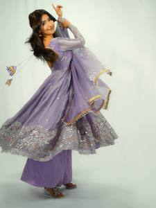 Kurti de seda pesada con bordado, lentejuelas y detalles de cordón, completamente cosido, con pantalón palazzo y dupatta a juego, conjunto étnico para mujer. - Product Image 3