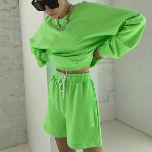 ชุดออกกำลังกายผู้หญิงแบบกำหนดเอง เสื้อสเวตเชิ้ตผ้าฝ้ายออร์แกนิกขนาดใหญ่พิเศษและกางเกงขาสั้นพร้อมฮู้ดคอกลมลำลองสำหรับฤดูใบไม้ผลิ - Product Image 1