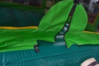 Structure gonflable palmier avec toboggan, parcours de jeux, piste de course, château de saut extérieur décoré, petite machine distributrice, carnaval