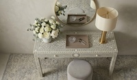 Console moderne en bois massif avec tiroirs et pieds géométriques pour entrée d'appartement, salon ou hôtel