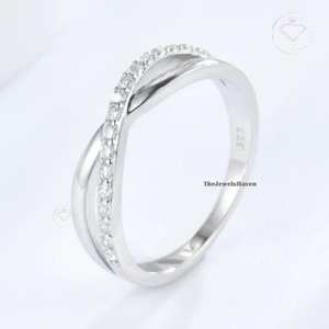 Anillo de Moissanita de Corte Redondo de 0.55 TW, Banda Cruzada, Media Eternidad, Apilable, Banda a Juego, Banda Infinita para Mujer, Oro Blanco de 14K, para Boda - Product Image 1