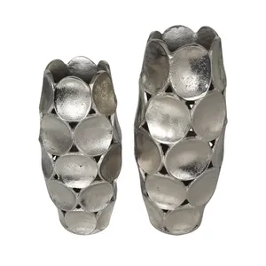 Jarrón de Metal Hecho a Mano, Diseño Contemporáneo, Acabado Plateado, Recipiente Decorativo para Flores Frescas o Artificiales - Product Image 1