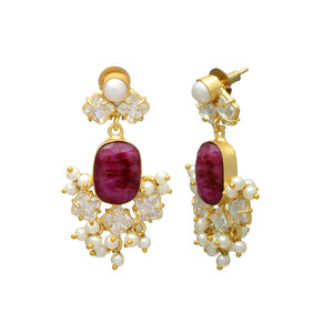 Boucles d'oreilles pendantes pour femme en laiton plaqué or 24 carats, ornées de rubis, de corindon, de zircone cubique et de perles naturelles, style vintage chrétien - Product Image 2