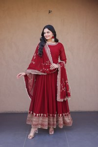 Vestido largo de lentejuelas y bordados de imitación con encaje de diseñador, manga larga, estilo tradicional para celebraciones de mujer. - Product Image 5