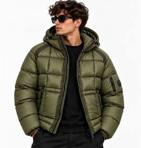 Chaqueta de plumón con capucha amarilla personalizada para hombre, a prueba de viento, informal, para invierno, con cierre de cremallera y logotipo en la manga. - Product Image 4