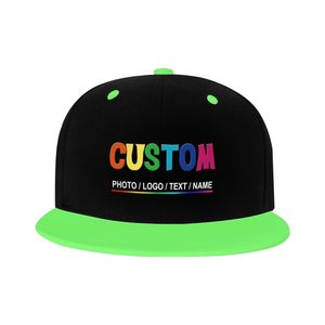 หมวกแก๊ปแบบ snapback 6 แผง สีดำ ปีกหมวกสีเขียว ปรับขนาดได้ ใส่ได้ทั้งชายหญิง สไตล์สตรีท ทำจากผ้าฝ้าย พร้อมโลโก้ตัวอักษรสีสันสดใสที่แผงด้านซ้าย - Product Image 1