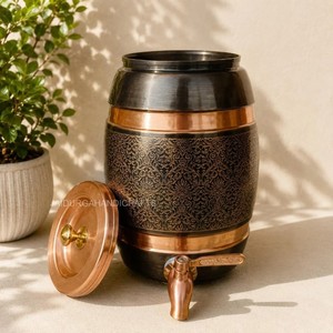 Distributeur d'eau en cuivre pur poli fait main, avec un magnifique motif floral gravé, style moderne, compatible lave-vaisselle - Product Image 3