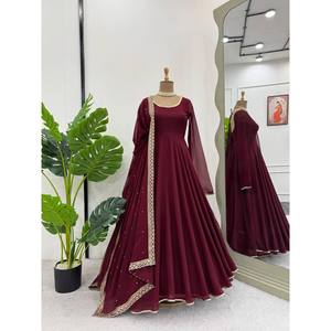 Ensemble robe, pantalon et dupatta de créateur, coupe trapèze, col bateau, en mousseline avec superposition transparente et taille naturelle, pour tenue de soirée - Product Image 2