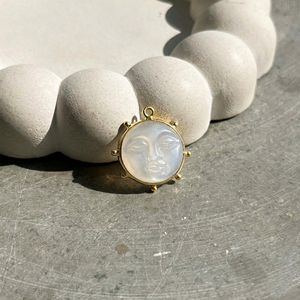 Pendentif en nacre sculpté à la main, motif visage de lune, charme déesse de la lune avec cadre plaqué or, bijou céleste pour collier - Product Image 1