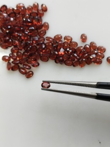 Granat rouge naturel 3,5x2,5 mm, taille ovale, meilleure qualité, pierre précieuse en vrac pour la fabrication de bijoux - Product Image 1