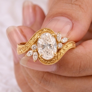 Anillo Art Deco Vintage Hecho a Mano, Anillo de Compromiso con Diamante CVD de Corte Ovalado, Anillo con Grabado a Mano de Hojas, Anillo Bypass de Oro Amarillo de 18K - Product Image 5