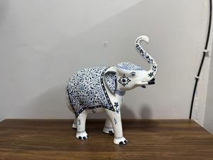 Statue de cheval en poterie bleue artisanale avec motif floral, décoration de table ou de bureau traditionnelle indienne - Product Image 3