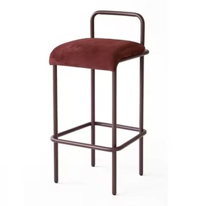 Taburete y Silla de Bar con Patas de Hierro Negro y Asiento de Madera, Diseño Geométrico, para Oficina Creativa o Estudio - Product Image 2