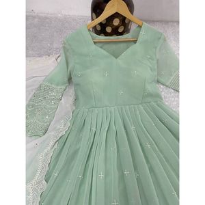 ชุดราตรีปักลวดลายสวยงามพร้อมชุดเดรสสีเขียวน้ำทะเล - Product Image 6