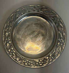 Plato de Servir Redondo y Profundo de Metal Plateado Vintage con Diseño Floral Grabado para Decoración de Mesa de Boda - Product Image 1