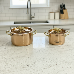 Juego de 2 Ollas de Metal Martillado de Lujo, Diseño Europeo Moderno Ecológico, Detalles en Tono Dorado, Aptas para Gas e Inducción - Product Image 1