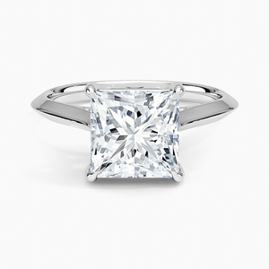 Bague de fiançailles solitaire en moissanite taille princesse 2 carats avec design à épaules fendues - Product Image 3