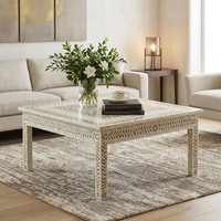 Table basse carrée classique en bois avec incrustations en os blanc et détails sculptés, design traditionnel pour le mobilier de salon