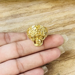 Bague Crâne au Design Original en Laiton Gothique pour Hommes, Plaqué Or 18 carats, Bijou Punk Massif, Vente en Gros / Support ODM Disponible - Product Image 2