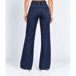 Jeans de mezclilla de tiro medio para mujer con corte bootcut y inserción de chevron en el dobladillo trasero - Índigo oscuro - Product Image 3