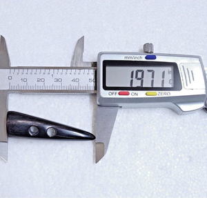 Cierre de cuerno natural duradero y ecológico con dos agujeros, técnica pulida, moderno, para creaciones de joyería hecha a mano - Product Image 6