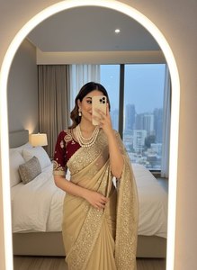 Sari Fendy Sartin très doux et élégant, au look riche, avec de magnifiques broderies et des motifs de sequins de 3 mm sur toute la bordure du sari. - Product Image 3