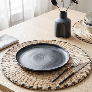 Sets de table ronds en paille avec accents noirs, faits à la main, décoration de table naturelle pour restaurants, fournisseur en gros, fabricant Vietnam - Product Image 5