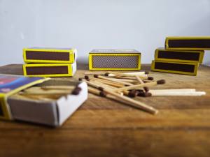 Cerillas de Seguridad de Madera Premium, Cabeza Negra y Roja, 50×35×14mm, Uso Doméstico y de Cocina, Fabricante OEM de Cajas de Cerillas en India, Exportación a Granel - Product Image 3