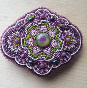 Barrette à cheveux brodée à la main avec perles, pour mariages et fêtes, barrette à cheveux faite à la main pour femmes, ornement capillaire moderne - Product Image 1