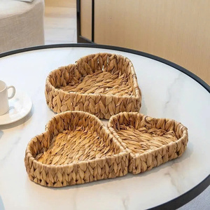 Ensemble de paniers de rangement tressés en jacinthe d'eau, faits à la main, en forme de cœur, sélectionnés pour la vente en gros, pour la décoration de la maison, des hôtels, des tables et des bureaux - Product Image 1