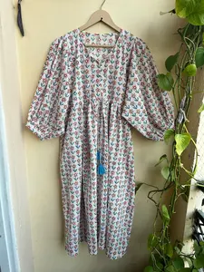 เดรสทรงเอไลน์ผ้าฝ้ายอินเดียพิมพ์ลายด้วยมือ เป็นมิตรกับสิ่งแวดล้อม ผ้าฝ้าย 100% สไตล์ลำลอง พร้อมงานปักและตกแต่งพู่ห้อย - Product Image 5