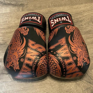 ถุงมือชกมวย MMA สีดำแบบเต็มนิ้ว ยี่ห้อ Twin Sanda ปิดด้วยแถบตีนตุ๊กแก ทำจากหนังสังเคราะห์ กันน้ำและกันความชื้น - Product Image 2