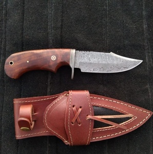 Couteau de chasse, de dépecage et utilitaire haut de gamme en acier Damas fait main, lame fixe, manche en bois, étui en cuir, pour la vente en gros aux États-Unis - Product Image 5