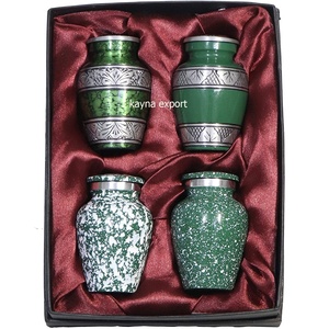 Zwarte crematie urnen set van 4 met gouden accenten en fluwelen zakjes. Duurzaam, elegant, zwarte kleur, solide uitvoering. - Product Image 6