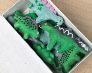 Juego de Adornos de Dinosaurios de Fieltro Hechos a Mano, Estilo Estegosaurio con Púas Verdes y Rosas, Decoración de Interiores, Regalo de Cumpleaños para Niños - Product Image 1