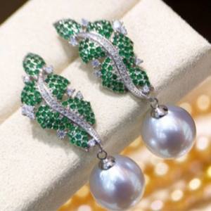 ต่างหูห้อยประดับมุกชาทองทรงโคลเวอร์ ขนาด 11-12 มม. ตัวเรือนเงินแท้ 925 ดีไซน์แฟชั่น ผิวมันวาว โปร่งแสงเล็กน้อย - Product Image 1