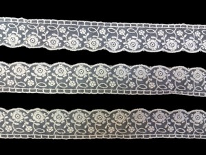 Ruban de dentelle en organza floral blanc de qualité supérieure pour la vente en gros - Ruban brodé en nylon avec bord festonné pour mariages et couture - Product Image 2