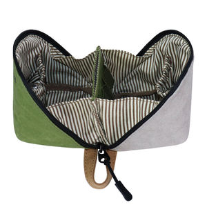 Bolsa pequeña minimalista de papel kraft arrugado con cremallera y bloques de color para tarjetas de visita, tarjeteros, documentos y cosméticos. - Product Image 5