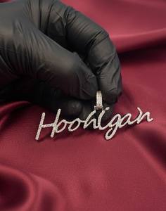 Colgante de Diamante Hooligan Script con Engaste de Canal, Corte Brillante Redondo, Lujoso Amuleto Unisex - Product Image 1