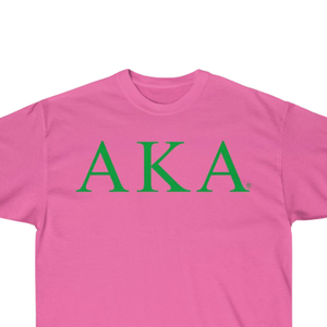 Camiseta con letras AKA en rosa y verde, estampado gráfico AKA, cuello redondo, manga corta, algodón, ropa informal para hermandades. - Product Image 5
