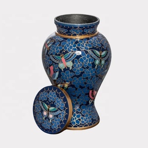 Urne funéraire décorative en métal bleu avec motif floral doré et papillon, récipient commémoratif pour cendres, objet funéraire - Product Image 3