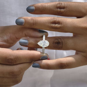 Anillo de compromiso de moissanita con corte de pera de 5.75 TCW y engaste de cinco garras, plata maciza de 14K con pavé de tres lados, regalo de moda para ocasiones especiales - Product Image 5